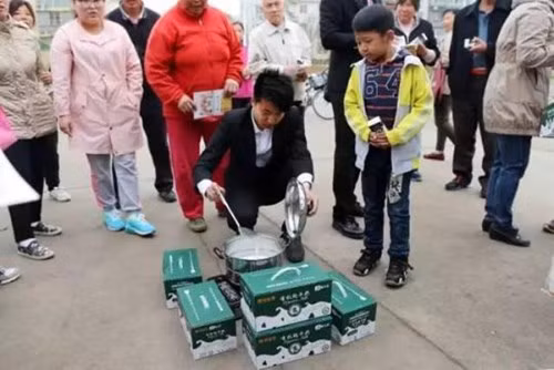 Mỗi hộp sữa bò được bán với giá 8 nhân dân tệ (tương đương 28 ngàn đồng) và nhanh chóng được bán hết veo.