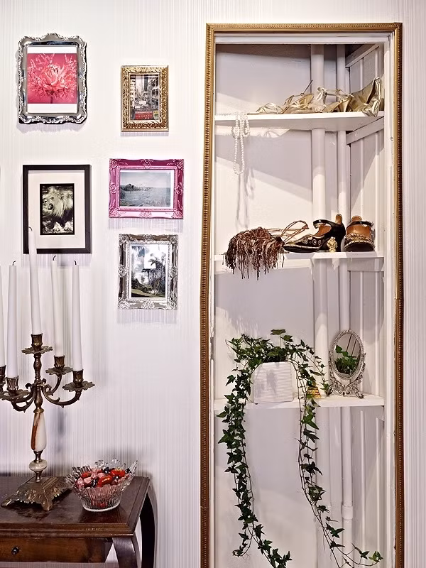 Bên cạnh đó, gia chủ thiết kế hốc tường để đặt kệ đựng phụ kiện, giày dép. Thêm pha những bức tranh treo tường nhiều kích cỡ để mang lại vẻ đẹp lôi cuốn cho căn phòng.