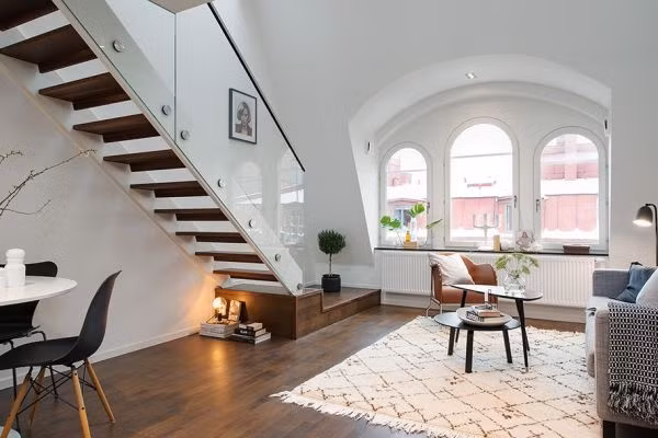 Nhắc đến cụm từ “căn hộ”, nhiều người thường hình dung đến một căn phòng rộng phân bố trên một tầng nhà, được chia thành nhiều không gian sinh hoạt khác nhau như phòng khách, nhà bếp, phòng ngủ… tùy theo cách bày trí của từng người. Đến với căn hộ xinh xắn sau đây tại thành phố Stockholm, Thụy Điển, bạn sẽ thay đổi quan điểm đó.