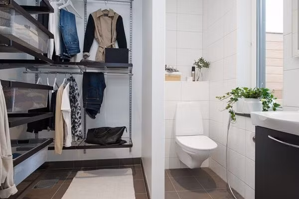 Phòng tắm tiện dụng được đặt ngay bên cạnh phòng để đồ của chủ nhà.