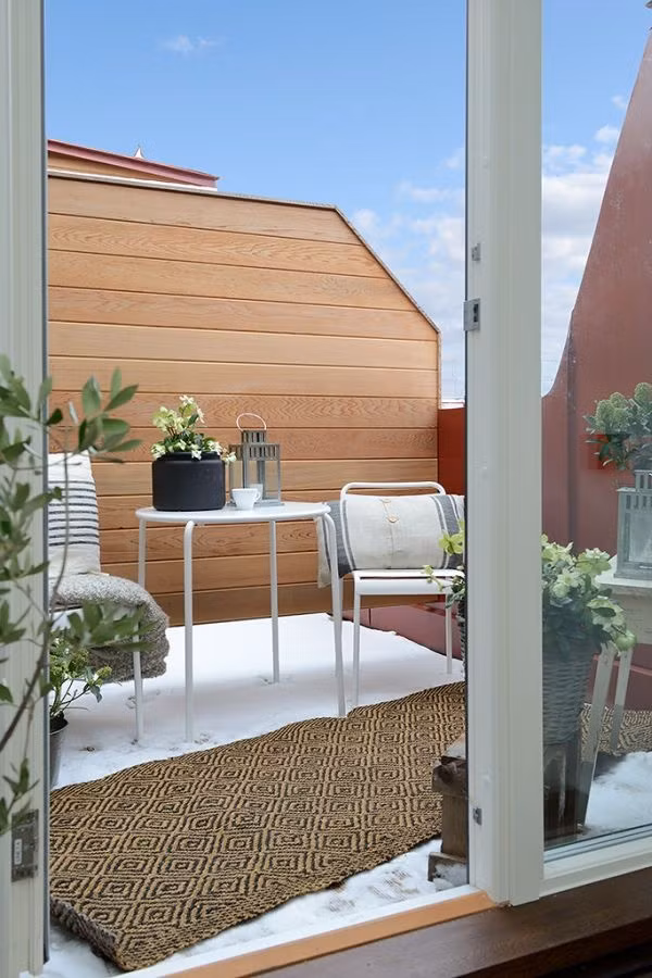 Sân thượng nhỏ kín đáo bên ngoài là chỗ trốn bí mật cho người chủ ẩn mình và tận hưởng không gian yên tĩnh ngắm nhìn thế giới.