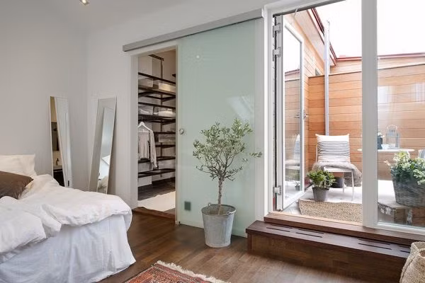 Tiếp nối phòng ngủ và một phòng để đồ rộng, bạn sẽ tìm thấy phòng tắm khá tiện dụng và một lối đi khác dẫn ra sân thượng nhỏ kín đáo bên ngoài.