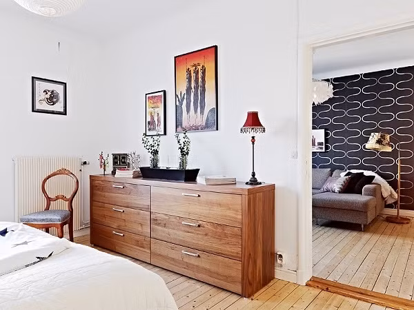 Phòng ngủ Phòng ngủ được bố trí ngay bên cạnh phòng khách. Với không gian có diện tích khiêm tốn, gia chủ đã lựa chọn màu trắng làm màu nền, vừa giúp căn phòng rộng thoáng hơn, vừa giúp những phụ kiện trang trí thêm nổi bật một cách ấn tượng. Phòng nghỉ ngơi được bố trí khá đơn giản với những nội thất cơ bản là giường ngủ, bộ bàn ghế cho việc đọc sách, làm việc ngay trong phòng.