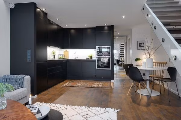 Khu bếp và phòng khách được nối liền là một phần của căn phòng rộng, căn bếp trông thực sự nổi bật và tách biệt với tông màu đen làm chủ đạo.