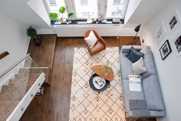 Phòng ngủ được ngăn cách với khu vực bên dưới bằng một tấm kính lớn, giúp không gian thêm rộng mở mà vẫn được tách biệt.