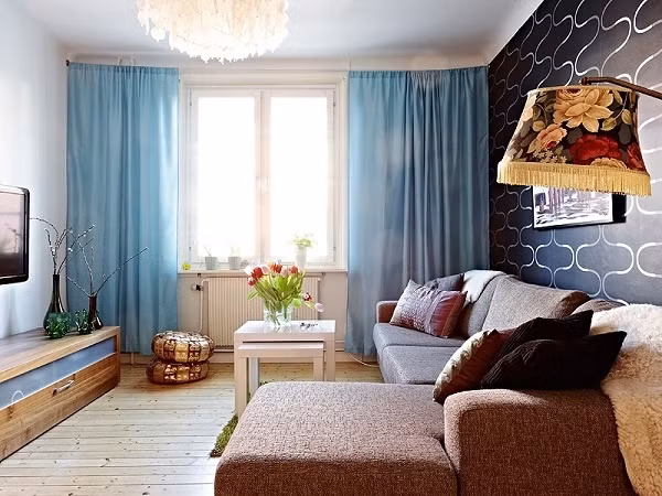 Không gian tiếp khách Cũng như rất nhiều các căn hộ nhỏ khác, phòng khách là nơi luôn được gia chủ chú trọng nhiều nhất. Những nội thất đơn giản được lựa chọn cho nơi tiếp khách của căn hộ để tối đa hóa không gian sử dụng. Chỉ với sofa góc, kệ trang tí, đèn chụp, đèn trần và rèm cửa nhưng bằng sự linh hoạt của mình, gia chủ đã tạo nên một không gian đẹp thanh lịch và hiện đại đáng mơ ước của rất nhiều những gia đình đang sống trong căn hộ nhỏ.