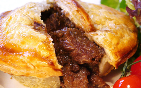 Món bít tết bò Wagyu ở Anh có giá 15.900 USD. Mỗi lát mỏng thịt bò Wagyu có giá 1.990 USD.