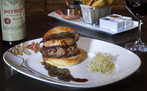 Chiếc bánh Fleur Burger có giá 5.000 USD ở Las Vegas.