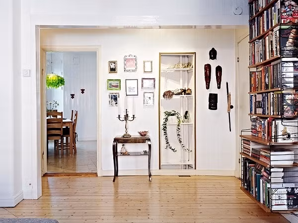 Bức tường đối diện với sofa là giá đựng sách được thiết kế theo phong cách cổ điển mang đến nét đẹp khác lạ đầy ấn tượng cho không gian nhỏ.