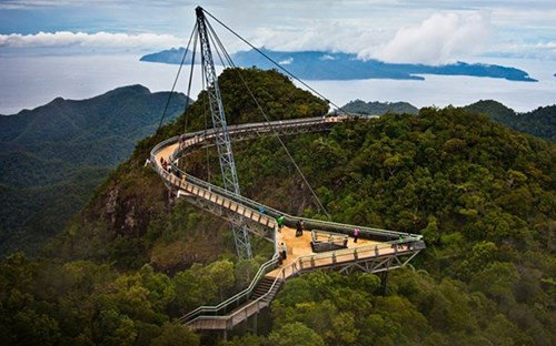 Cầu Langkawi Sky là một cầu dây văng cho người đi bộ ở Malaysia. Mặt cầu nằm ở độ cao 660m so với mực nước biển. (ảnh: Flickr).