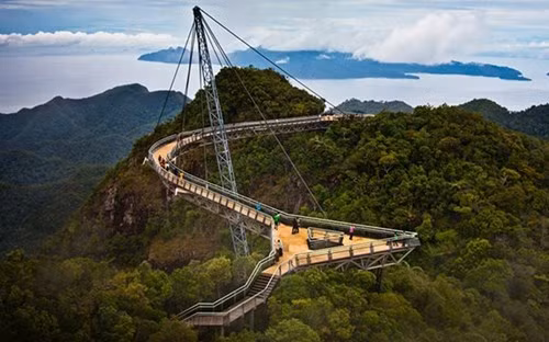 Cầu Langkawi Sky là một cầu dây văng cho người đi bộ ở Malaysia. Mặt cầu nằm ở độ cao 660m so với mực nước biển. (ảnh: Flickr).