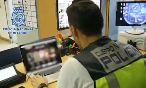 Canh sat Tay Ban Nha pha duong day ban trinh nu gia hon 5.000 USD