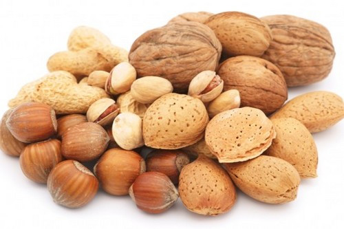 Các loại hạt như hạt điều, hạnh nhân, hạt rẻ: Vitamin E được tìm thấy trong các loại hạt là một trong những vitamin quan trọng nhất giúp tóc khỏe mạnh. Sự thiếu hụt vitamin E có thể dẫn đến tóc giòn, dễ dàng bị gãy hoặc rụng.