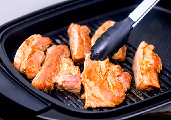 Thịt lợn: Thịt lợn không cần nấu tới mức quá chín, nhưng việc ăn thịt sống hay tái đều không được ủng hộ. Thịt chưa đạt tới nhiệt độ thích hợp vẫn có khả năng chứa các mầm bệnh như giun, sán, ký sinh... Khi ăn thịt sống hoặc tái, ký sinh trùng có thể bị truyền vào cơ thể người. Ngoài những bệnh do ký sinh trùng, ăn thịt tái còn dễ gây các nguy cơ nhiễm trùng, nhiễm độc cấp tính thường gặp nhất là thương hàn, dịch tả...