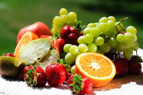 Trái cây có màu sặc sỡ: Những loại trái cây có màu đậm và sặc sỡ như xoài, dâu tây, kiwi, dứa và đào đều rất giàu vitamin C-một chất cần thiết để cung cấp collagen tạo nên cấu trúc tóc.