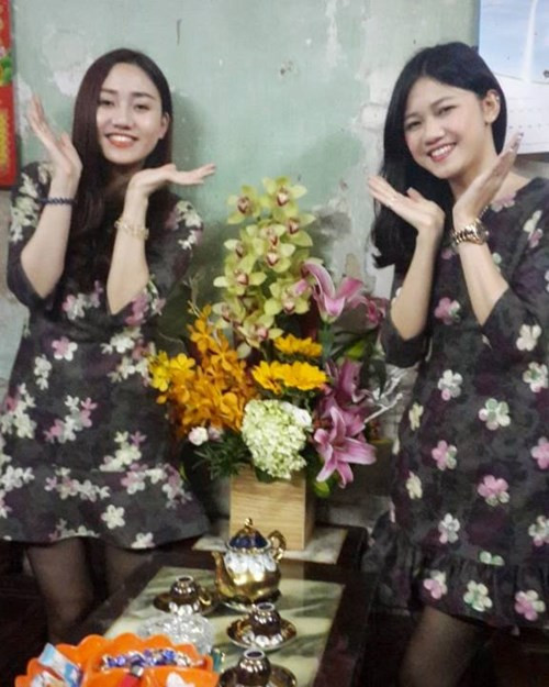 Trà My "nhí nhảnh" bên cô em gái Thanh Tú. Được biết, em gái Á hậu có chiều cao đến 1m82.