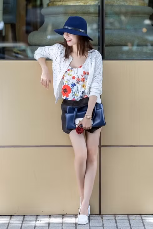 Những xu hướng mới nhất của thời trang thế giới nhanh chóng được Lan Ngọc cập nhật như áo sơ mi dài, quần jeans ống loe, quần ống lửng, áo ren xuyên thấu… Ảnh: Chanh Nguyễn