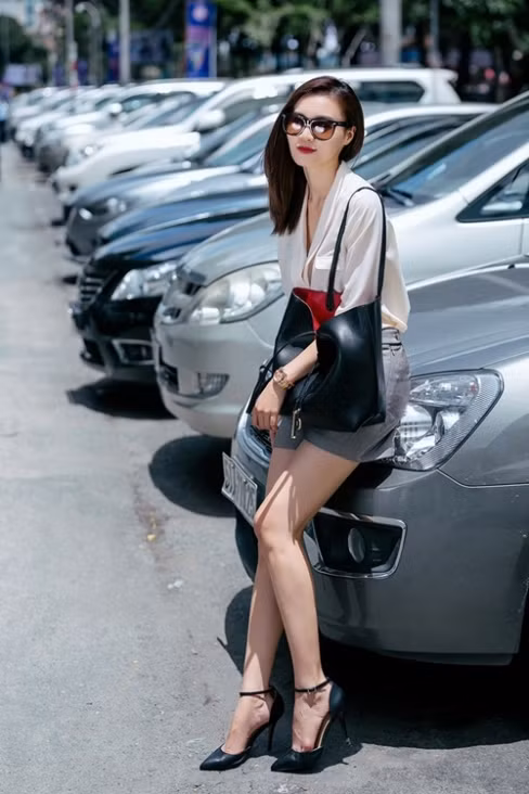 Mới đây, xuất hiện trên đường phố Sài Gòn trong trang phục của NTK Công Trí, Lan Ngọc khoe gu thời trang năng động, khỏe khoắn cùng phong thái hết sức tự tin. Ảnh: Chanh Nguyễn