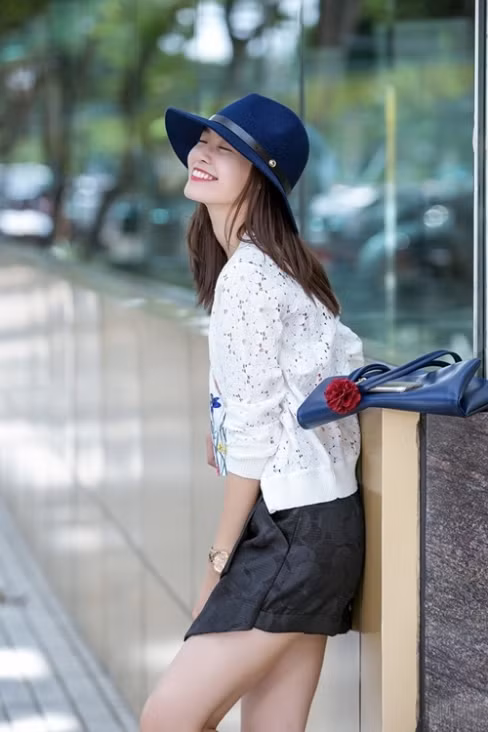 Bên cạnh đó, để làm tăng thêm sức hút, cô còn sử dụng phụ kiện đồng điệu như giầy cao gót, túi xách big , mắt kính cũng như mũ đều tone sur tone. Ảnh: Chanh Nguyễn