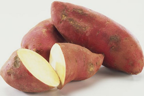 Khoai lang: Khoai lai là loại thực phẩm giàu beta carotin giúp ngăn chặn và cải thiện vấn đề rụng tóc. Ngoài ra, khoai lang cũng giúp cơ thể của bạn chuyển đổi các vitamin chống oxy hóa thành vitamin A thúc đẩy sự tăng trưởng của các tế bào khỏe mạnh và các mô, bao gồm cả tóc và da đầu.