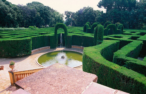 Vườn mê cung Parc del Laberint d'Horta là một trong những công viên lâu đời nhất ở Tây Ban Nha. Trên lối vào của mê cung này có một bức phù điêu bằng đá cẩm thạch hình Ariadne và Theseus, ở giữa là một bức tượng thần Eros.