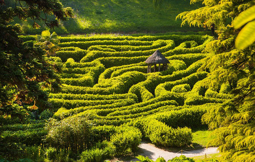 Glendurgan Garden là một mê cung nổi tiếng khác nằm ở Cornwall, Anh. Đây là điểm đến yêu thích của những vị khách yêu thích mê cung. Bạn sẽ có hành trình lang thang qua ba thung lũng và nếu may mắn, sẽ tìm thấy một túp lều nhỏ nằm giữa. Đây chính là nơi mà nhiều du khách cho biết họ khao khát một lần được khám phá ra.