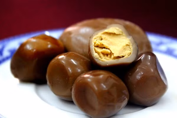 Trứng sắt: Trứng sắt cứng, khi nhai lại có cảm giác như cao su nhưng đây lại là món ăn vặt gây nghiện của người dân Đài Loan. Trứng thường dùng phải là trứng cút hoặc trứng gà được đun lâu trong xì dầu đến khi quả trứng có màu đen và trở nên cứng, dai.