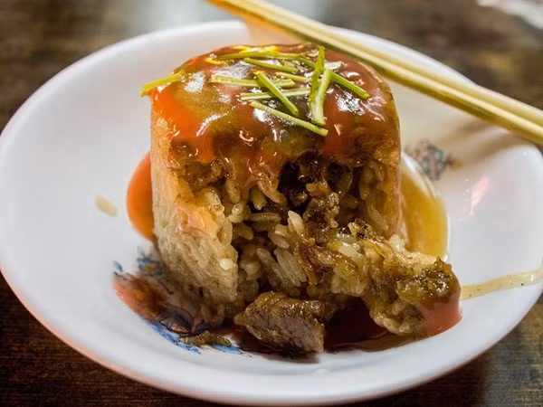 Cơm nếp ống tre: Trước khi bỏ vào ống tre, gạo nếp và nấm đông cô được xào thơm với thịt và trứng muối, sau đó chưng ống tre cho đến khi gạo nếp mềm dẻo, cuối cùng cơm được bày ra đĩa, rưới thêm chút nước xốt ngọt. Đây là món ăn khởi nghiệp của một gia đình từ hơn 40 năm trước và đến nay rất được ưa thích ở Đài Loan.