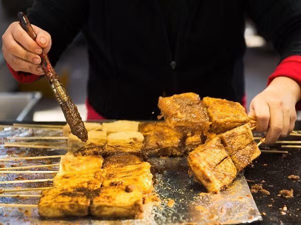 Đậu phụ thối: Món ăn nổi tiếng khắp thế giới mà không phải ai cũng có thể ăn được. Ở Đài Loan, món đậu phụ thối được chiên giòn và rưới xốt cay ngọt. Nếu dám "bịt mũi" lại để thưởng thức thì sẽ thấy món ăn này vô cùng ngon, giòn rụm bên ngoài và nhân bên trong mềm mịn như bánh pudding.