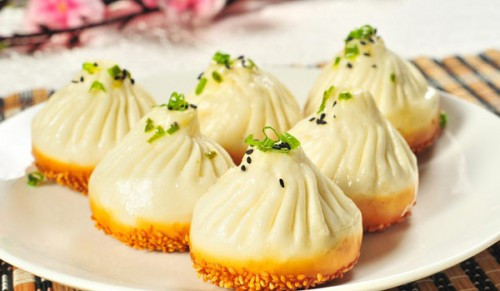 Bánh Bun chiên: Nếu bạn yêu thích sự mịn màng của bột bánh mì và độ giòn rụm của khoai tây chiên thì bánh Bun chiên là sự kết hợp hoàn hảo của hai yếu tố này. Bánh bun làm bằng bột vụn của bánh mì Trung Quốc, nhân thịt bên trong và được chiên lên. Bánh có mặt trên màu trắng, mặt dưới màu nâu vàng.