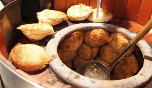 Bánh tiêu: Với thành phần chính là bột mì được nặn thành chiếc “túi” đựng bên trong thịt lợn ướp tiêu đen thơm ngon, bánh tiêu là món quà vặt quen thuộc nhất ở chợ đêm Raohe. Bên cạnh đó, bạn sẽ được chứng kiến cách nướng bánh vô cùng độc đáo của món ăn này.