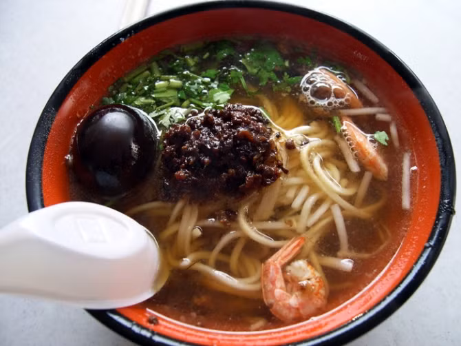 Mì và mầm đậu là những thành phần chính trong món ăn Đài Loan độc đáo. Món mì Danzai được đựng trong một bát nhỏ và bên trên thường có thịt hoặc trứng luộc, tôm trong nước tương cho nhằm tăng thêm hương vị.