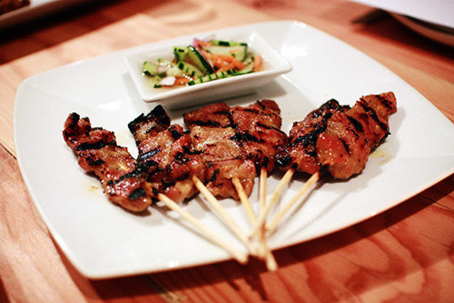 Thịt Xiên Nướng (Moo Ping): Món moo ping được chế biến bởi thịt lợn ướp cùng với nước mắm, rau mùi và nước dừa, sau đó nướng trên than hồng, và thường ăn kèm với xôi và chấm nước ớt. Từng xiên thịt nướng tỏa ra mùi vị béo ngậy của thịt hòa quyện cùng vị khói của than.