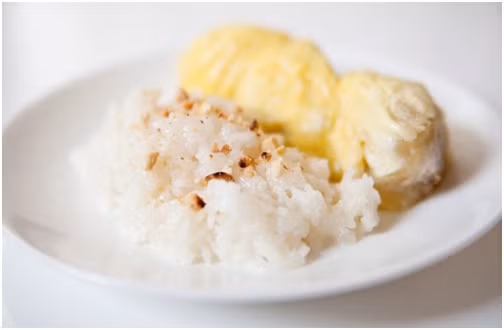 Xôi sầu riêng: Xôi sầu riêng được đồ cùng nước dừa và cơm sầu riêng. Đây là món xôi béo ngậy và ngọt ngào nhất của Thái Lan. Cũng nhờ nguyên liệu sầu riêng mà món xôi này có hương thơm cực kì hấp dẫn, kết hợp cùng chiếc áo vàng ươm và vị ngon ngọt khó quên, đây cũng là món xôi không thể không thử khi đến thăm xứ sở Chùa Vàng.