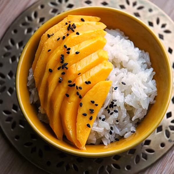 Xôi Xoài: Đây là một trong những món ăn đường phố Thái Lan rất nổi tiếng. Người dân xứ chùa Vàng ăn xôi xoài như một món tráng miệng. Vị chua nhẹ của xoài sẽ giúp trung hòa vị ngọt và béo của nước cốt dừa, tạo nên hương vị khó quên cho món ăn này.