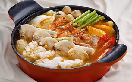 Lẩu Thái: Lẩu Thái là một món ăn hương vị rất ngon và rất dễ “ghiền”, được nhiều thực khách ưa chuộng. Lẩu Thái không thể thiếu vị cay của ớt tươi, vị thơm của lá chanh, gừng tươi và một chút vị ngọt của đường. Nguyên liệu chính của lẩu Thái là hải sản như cua biển, mực tươi, sò điệp, tôm sú, cá chẻm, nấm rơm, cà chua, ớt tươi, ngò, tỏi, hành, lá chanh, sả…