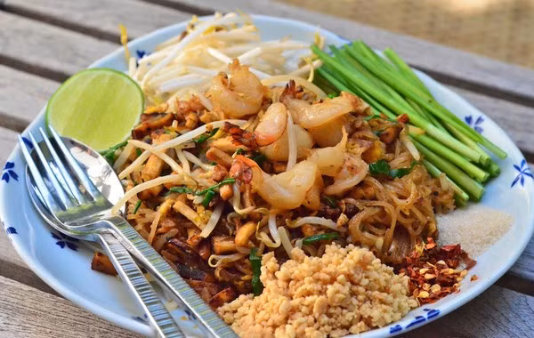 Pad Thái: Một trong những món ăn Thái Lan nổi tiếng và phổ biến nhất của xứ sở chùa Vàng là pad Thái, hay còn có thể hiểu là bún xào. Nguyên liệu của món ăn này gồm có mì xào trộn trứng, đậu phộng, tôm khô, đậu phụ, sốt me, đậu, đôi khi có kèm với tôm hoặc mực.
