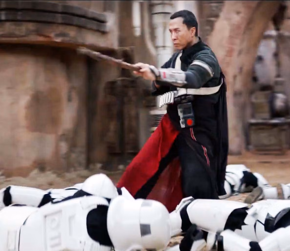 Bên cạnh đó vẫn có những cái nhìn lạc quan từ các thành viên có cái nhìn tích cực hơn. Phía ý kiến này tin rằng, đất diễn của Chân Tử Đan và Khương Văn chắc chắn không đến mức là những ngôi sao “câm nín” trên màn ảnh hay chỉ có tác dụng đi qua đi lại trên màn hình như nhiều ngôi sao nổi tiếng khác của Cbiz. “Chân Tử Đan và Khương Văn là hai ngôi sao có thực lực về diễn xuất lẫn võ thuật, làm sao có thể mang ra so sánh với những diễn viên chủ yếu dựa vào ngoại hình như Phạm Băng Băng, Angelababy, Ngô Diệc Phàm hay Trương Tịnh Sơ. Mọi người hãy chờ xem bộ phim sẽ rõ, không nên vội kết luận và quy chụp thiếu căn cứ”, một thành viên lý giải trên trang thông tin phim lớn nhất của Trung Quốc Mtime.