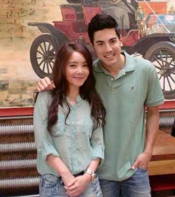 Sau sự kiện bị đánh ghen dường như chưa khiến nữ ca sĩ sợ hãi, 15 năm sau cô tiếp tục nên duyên với một fan nam kém 20 tuổi. Trên weibo cô tự hào khoe tâm sự ngọt ngào của bạn trai dành cho mình: “Em giá rồi anh sẽ đẩy xe lăn cho em”.