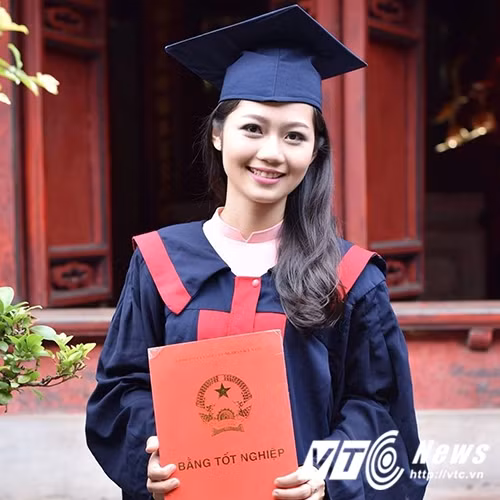 Nu thu khoa xinh dep cua Hoc vien Ky thuat mat ma