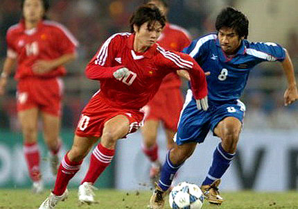 Dù là lý do gì thì tội lỗi vẫn không bao giờ chối cãi và gột rửa được. Văn Quyến có ân hận bao nhiêu cũng không đủ, so với hành động lừa dối hàng triệu người hâm mộ quê nhà. Được biết, Văn Quyến và các đồng đội tham gia cá độ đều cố vớt vát và bào chữa rằng họ bán lấy thắng chứ không bao giờ bán lấy thua. Tuy vậy, nếu Alfred Riedl không nhận được tin từ chính những học trò trung thực của mình, U23 Việt Nam có thể đã không vào được đến trận chung kết. Ở trận bán kết gặp Malaysia, nhóm của Quyến đã được “gạ” đá hòa trong hai hiệp chính để đổi lấy một khoản tiền lên đến hàng tỷ đồng. Đó là một sự mạo hiểm, mà chính những người nhận độ cũng phải lo lắng.