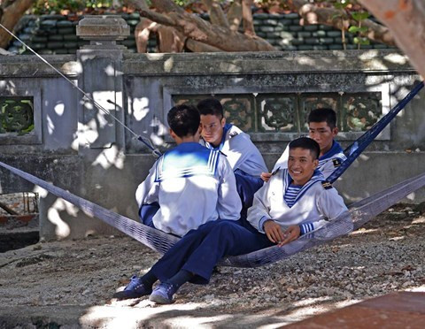Phút nghỉ ngơi. Giọt nắng trưa hè đang vờn trên vai những người lính trẻ Trường Sa. Dù đến với Trường Sa từ nhiều miền khác nhau của đất nước Việt Nam, đối với anh em từng giây phút được rèn luyện và sinh hoạt bên nhau ở Trường Sa là những kỷ niệm vô giá sẽ theo họ trong suốt cuộc đời.