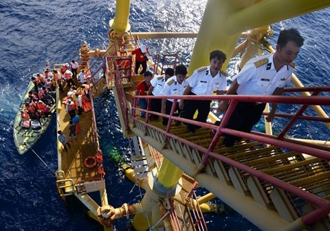 Hành quân trên biển thăm nhà giàn DK1. Các nhà giàn DK1 (Cụm công trình dịch vụ kinh tế - khoa học - kỹ thuật của Việt Nam) thế hệ thứ 2 và thứ 3 tại bãi ngầm Phúc Nguyên trên thềm lục địa phía Nam. Kể từ năm 1989, đây cũng chính là những cột mốc để bảo vệ chủ quyền và quyền chủ quyền trên vùng đặc quyền kinh tế của Việt Nam ở Biển Đông. Thường trực vận hành và bảo vệ các Nhà giàn DK1 là sứ mệnh thiêng liêng của cán bộ, chiến sĩ Tiểu đoàn DK1 và các Hải đội tàu mặt nước thuộc Vùng 2 Hải quân.