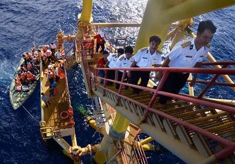 Hành quân trên biển thăm nhà giàn DK1. Các nhà giàn DK1 (Cụm công trình dịch vụ kinh tế - khoa học - kỹ thuật của Việt Nam) thế hệ thứ 2 và thứ 3 tại bãi ngầm Phúc Nguyên trên thềm lục địa phía Nam. Kể từ năm 1989, đây cũng chính là những cột mốc để bảo vệ chủ quyền và quyền chủ quyền trên vùng đặc quyền kinh tế của Việt Nam ở Biển Đông. Thường trực vận hành và bảo vệ các Nhà giàn DK1 là sứ mệnh thiêng liêng của cán bộ, chiến sĩ Tiểu đoàn DK1 và các Hải đội tàu mặt nước thuộc Vùng 2 Hải quân.