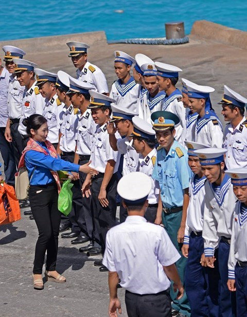 Chia tay Trường Sa. Làm nhiệm vụ chốt giữ ở quần đảo Trường Sa không chỉ có lực lượng của Quân chủng Hải quân mà còn có cả các lực lượng phối thuộc và đội ngũ Quân y. Bạn đừng ngạc nhiên khi nhìn thấy bộ quân phục màu xanh da trời của Quân chủng Phòng không - Không quân tại đây. Họ chính là người điều khiển những "mắt thần" ở Trường Sa để canh giữ biển trời của Tổ quốc trên Biển Đông.