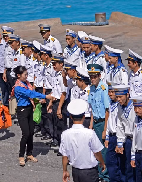 Chia tay Trường Sa. Làm nhiệm vụ chốt giữ ở quần đảo Trường Sa không chỉ có lực lượng của Quân chủng Hải quân mà còn có cả các lực lượng phối thuộc và đội ngũ Quân y. Bạn đừng ngạc nhiên khi nhìn thấy bộ quân phục màu xanh da trời của Quân chủng Phòng không - Không quân tại đây. Họ chính là người điều khiển những "mắt thần" ở Trường Sa để canh giữ biển trời của Tổ quốc trên Biển Đông.