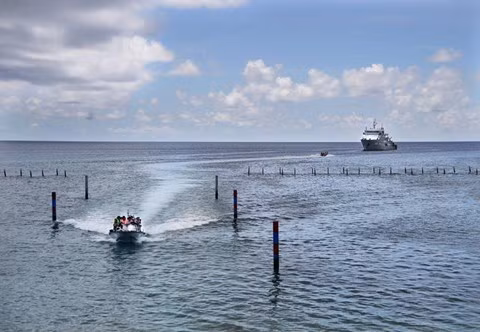 Vào đảo... Ngày nay, Trường Sa như một pháo đài, cứ điểm để bảo vệ chủ quyền của Tổ quốc giữa Biển Đông như Bạch Đằng Giang khi xưa và những Điện Biên Phủ của thế kỷ XX. Để đặt chân lên được các đảo, hầu hết chúng tôi chỉ có thể đi bằng xuồng máy nhỏ từ tàu cùng các chiến sĩ hải quân. Vì đó là cách duy nhất để luồn lách theo các luồng lạch giữa mê trận của những rạn san hô ngầm.