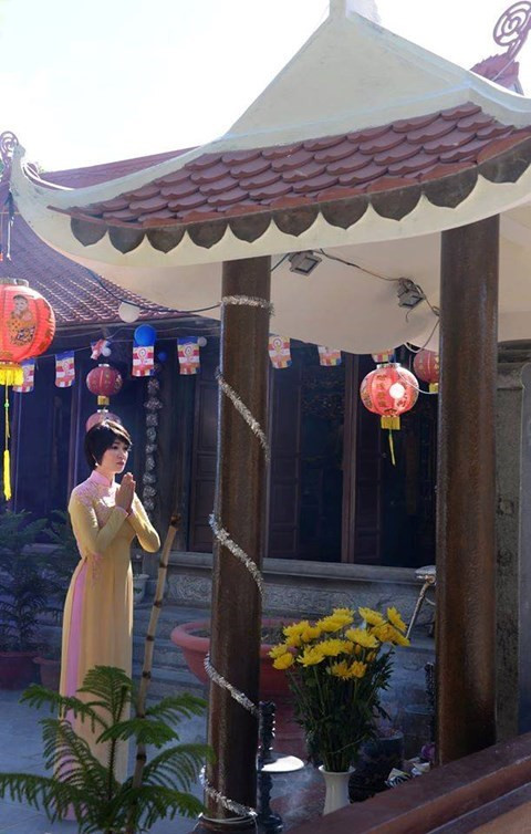 Hoa hậu Nguyễn Thị Huyền tại chùa Sinh Tồn. Những ngôi chùa ở huyện đảo Trường Sa dù là chùa Trường Sa hay Song Tử Tây, Sinh Tồn, chùa Nam Thiên trên đảo Nam Yết, chùa Vinh Phúc trên đảo Phan Vinh, chùa Linh Sơn trên đảo Sơn Ca,... đều có ban thờ chính hướng về chùa Trấn Quốc tại Thủ đô Hà Nội. Sự cầu nguyện tại đây cũng chính là cầu nguyện linh ứng cho cả đất nước và dân tộc Việt Nam. Phút giây cựu hoa hậu Nguyễn Thị Huyền thành kính và cảm động trước tấm bia đá đặt tại chùa Sinh Tồn, khắc ghi tên tuổi của những liệt sĩ của Quân đội nhân dân Việt Nam đã hy sinh vì chủ quyền Tổ quốc và sự bình yên cho quần đảo Trường Sa.