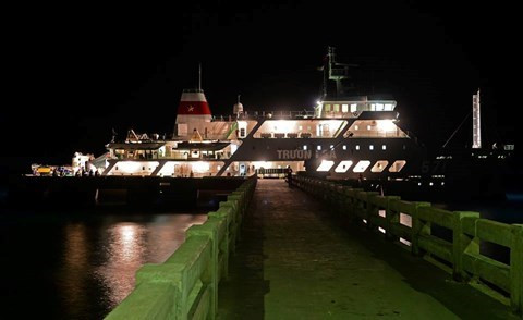 Đêm ở cầu cảng Trường Sa. Tàu Trường Sa 571 tại cầu cảng Trường Sa Lớn. Đây cũng là "ngôi nhà chung" thân thương của hàng nghìn người từ mọi miền đất nước và cả nhiều kiều bào ở khắp nơi khi tham gia các Đoàn công tác ra thăm huyện đảo Trường Sa và các nhà giàn DK1.