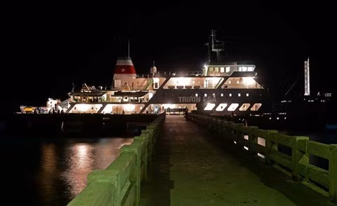 Đêm ở cầu cảng Trường Sa. Tàu Trường Sa 571 tại cầu cảng Trường Sa Lớn. Đây cũng là "ngôi nhà chung" thân thương của hàng nghìn người từ mọi miền đất nước và cả nhiều kiều bào ở khắp nơi khi tham gia các Đoàn công tác ra thăm huyện đảo Trường Sa và các nhà giàn DK1.